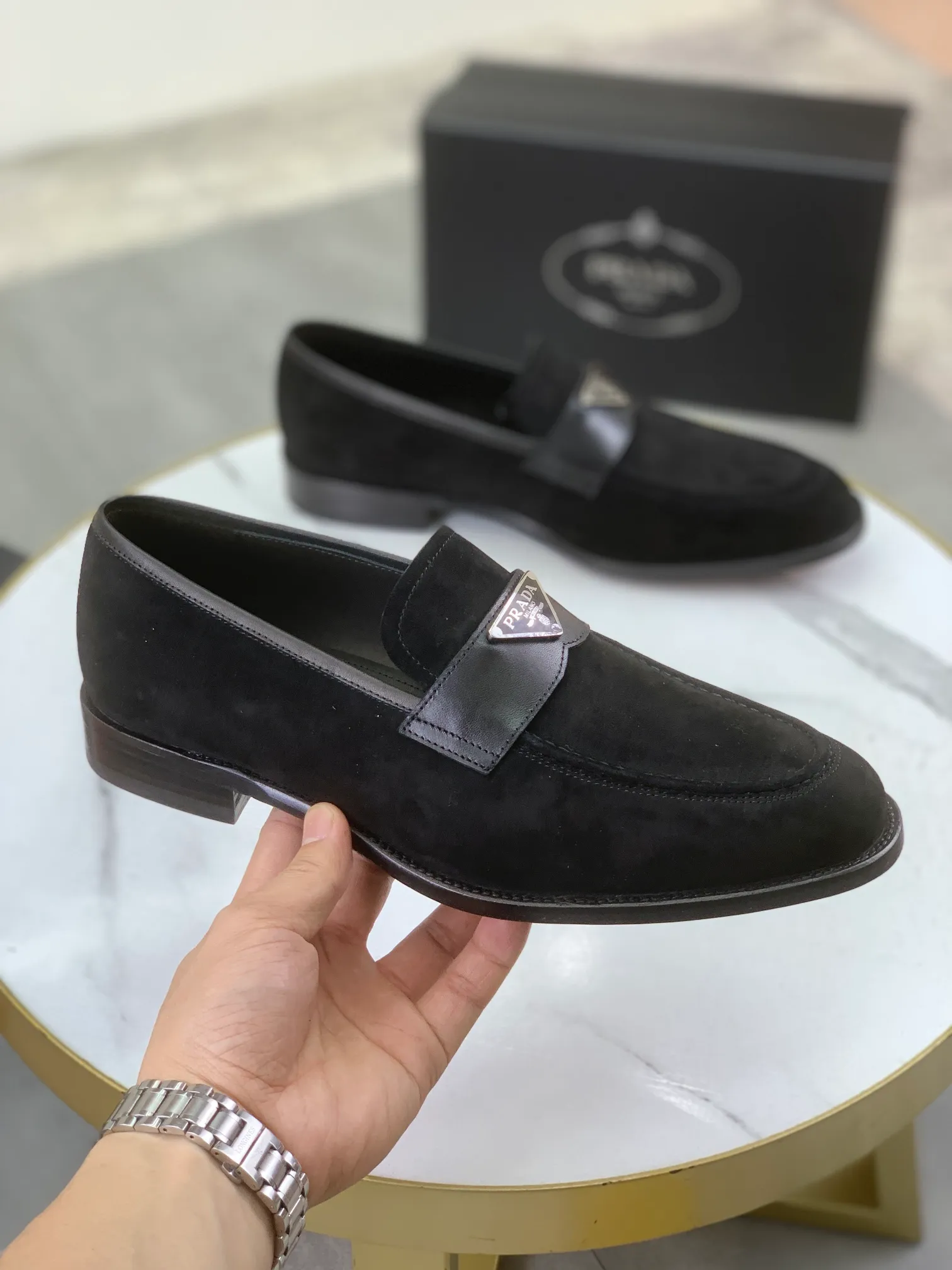 Factory price P920 💰 (high-grade genuine leather outsole) original quality, top version 🔱 ＰＲＡＤＡPrada. Men's business casual leather shoes, top quality leather shoes. 1:1 shipment ⬆️Luxurious and noble 👞All imported original brand fabrics, just to create a more comfortable wearing experience. Upper: Original comfortable selected frosted calfskin ➕Top imported water-dyed full cow lining, original lightweight and comfortable high-grade genuine leather outsole ✔️Number: 39-44 (38.45.46 can be customized)